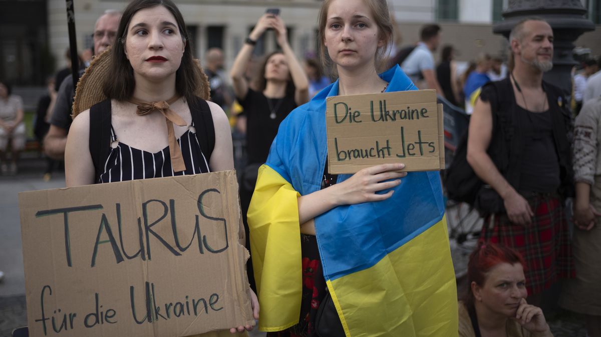 Na co proboha čeká? Dodávky taurusů na Ukrajinu brzdí už jen Scholz, stěžují si v Berlíně